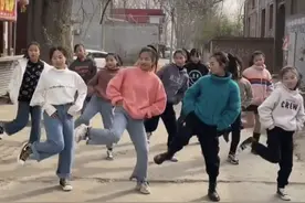 洛阳农村女孩村口跳舞火爆网络，女孩们：以后想能一直跳下去，跳上真正的舞台图片