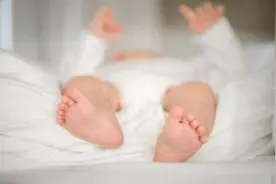 1岁宝宝站不起来，不同的医院同样的结果，婆婆忍不住崩溃大哭图片