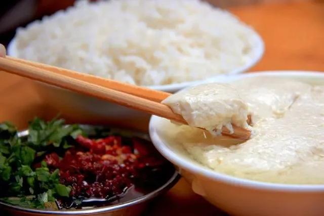 天府旅游美食·舌尖上的非遗 | 富顺豆花：凝脂白玉堆软雪，生香赤焰缀轻衣