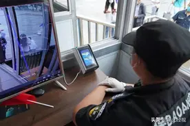 湖北襄阳：两大车站实现刷身份证核验健康码乘车图片