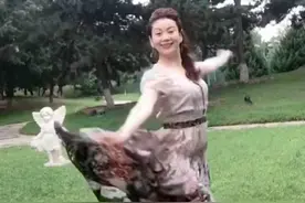 复古风还是70后原汁原味！朱军老婆如穿越美人，发型几十年不变图片