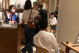 袁咏仪夫妇逛街，穿T恤拎10万包超阔气，张智霖累坐在椅子上休息图片
