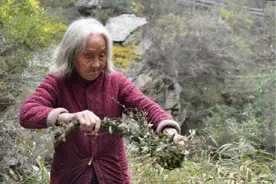 八旬老人独居深山，8只羊大白天被人顺走，老人：也好，不用放了图片