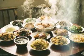 年夜饭做好，不让我上桌吃，我一气之下掀翻了两张饭桌图片