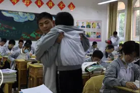 赣州：太暖了！16岁“脆骨病”男孩成了全班的团宠图片