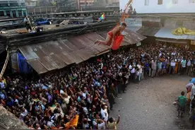 印度女子拜佛遇毒蛇：以为是神灵化身捡起绕脖子上，结果被咬身亡图片