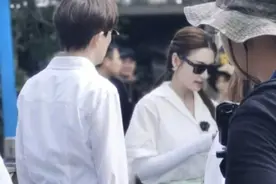 张雨绮和95后男友录综艺，扎俩麻花辫俏皮可爱，看不出8岁年龄差图片