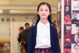 因为“逆天颜值”被禁止整容的童模裴佳欣，穿学院风套装美成公主图片