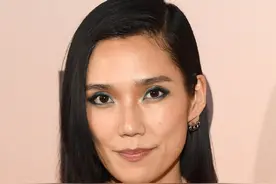 冈本多绪出席美剧首映，一袭长裙冷艳端庄，“亚洲清新面孔”代表图片