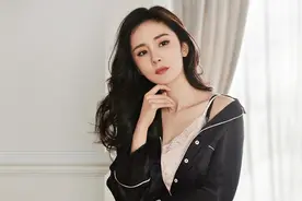 33岁杨幂也放开了，穿居家服大秀好身材，越来越有女人味图片