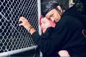 麦当娜染粉发穿小黑裙出镜，被小36岁男友背后拥抱，笑成少女图片