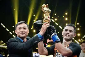 魏锐回归《武林风》彻底爆发，夺得王者赛冠军，荣获冠军汽车图片