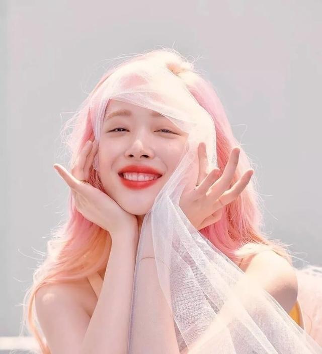 最看重雪莉的明星!雪莉去世9天IU足不出户,深夜亲吻雪莉遗物