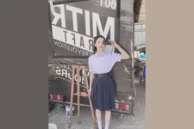学姐来了！吴宣仪穿泰国校服扎马尾，青春活力少女感十足图片