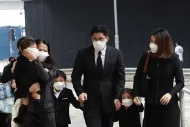 郭晶晶亲妈和婆婆合体，亲妈非常端庄大气，朱玲玲依然十分优雅图片