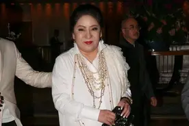 向太真没法低调，穿白衬衫挂一大堆珍珠项链，一看就是高级贵妇图片