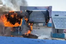 男生女生向前冲拍摄地起火，现场浓烟滚滚，网友辣评：这回真火了图片