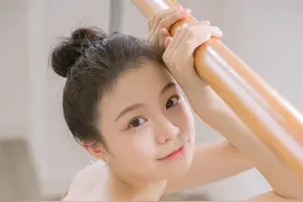 白色芭蕾舞蹈裙展现最美小天鹅图片