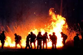 山西沁源山火被扑灭 来自3省份1300名消防员跨省驰援图片