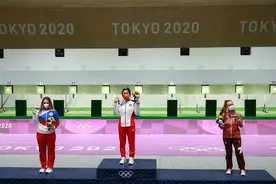 东京奥运第1首国歌：中国国歌！杨倩比心庆祝，奥委会主席祝贺图片