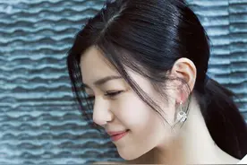 台湾美女陈妍希，身穿白色斜肩衬衫搭配半身裙，妩媚优雅图片