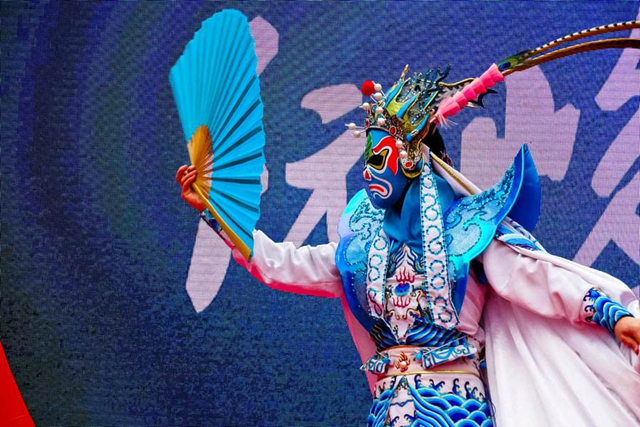 变脸是川剧表演特技之一,主要用来揭示剧中人物的内心及思想感情的