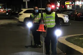 郑州深夜街头的“检漏大王”：每天徒步10公里，至少掀开50个井盖图片