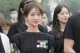 吴谨言新剧播出被吐槽，T恤搭配罗马绑带式高跟鞋，穿出礼服感图片