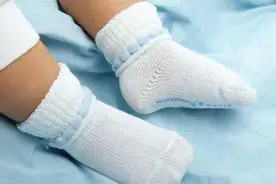 宝妈把婴儿的袜子穿反了？这不是粗心，而是足够细心有经验图片