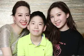 汪诗诗携子女庆母亲节，甄济如神似冠军妈妈，儿子长相随甄子丹图片