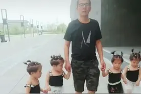 爸爸带4胞胎蹭饭，爷爷看见后立刻关门，孩子的话让爷爷敞开大门图片