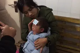 1岁宝宝高烧39度，婆媳抱到诊所去，医生看后让灌肠，听着好吓人视频封面
