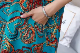 马上三伏天，旗袍扔了吧！刚上架的“荷莲纱”，特适合70后女人图片