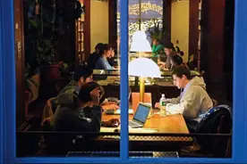 “伤敌一千自损八百”：被美国10043号总统令困住的中国留学生和美国高校图片