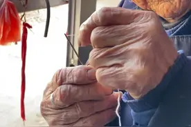 不是王者，但有不服老的气势！102岁小脚奶奶走路带风，皆因自信图片