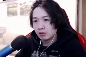 吕德华连麦女主播却遇上坦克，瓜子脸变窝瓜脸，华子吓得直后退图片