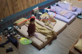 女明星录真人秀防范意识多强？拍到张子枫睡觉的姿势，看着都难受图片