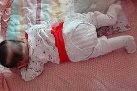 5个月宝宝身上总有怪味，父母急忙带娃就医，医生：怎么不早点来图片