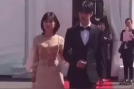 沈月王一博红毯挽手走看到两人背影后，不愧是“生人勿碰”王一博图片