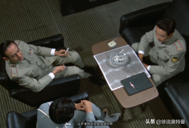 奥特曼被强大的机器人按在地上不能动了，赛文奥特曼：起来