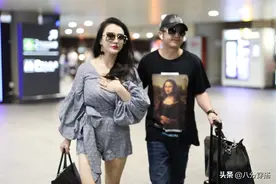 冉莹颖身材真丰满，穿灰色连体裤身材凹凸有致，时髦洋气又性感图片