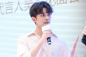 吴磊穿条纹衬衫帅翻天，尽显型男魅力图片