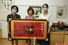 用45朵武汉市花赞美援汉逆行者，非遗传人作品《逆行者》被武汉革博收藏图片