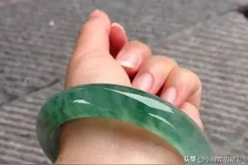 女孩戴奶奶送的手镯上台鉴宝，专家看到惊呼：小祖宗快摘下来吧！图片