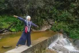她本是有名的女作家，得名师指点，成终南山最美的一朵禅修花图片
