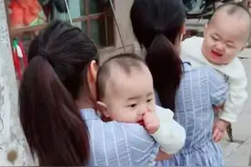 "双胞胎姐姐抱着双胞胎弟弟"火了，网友羡慕：一定是特别的缘分图片