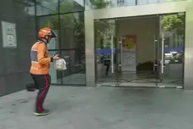 38岁外卖小哥送餐，上7楼只花41秒，顾客红了眼眶：不拿投诉你图片