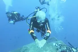 世界上年龄最大的潜水员，深潜40米长达44分钟！视频封面