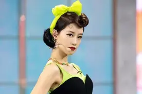 蓝盈莹翻红后好任性，内衣穿在背心外面，看似出格却美成视觉焦点图片
