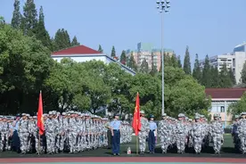 稍息—立正—齐步走！沪上11所高校学生军训图集来了图片